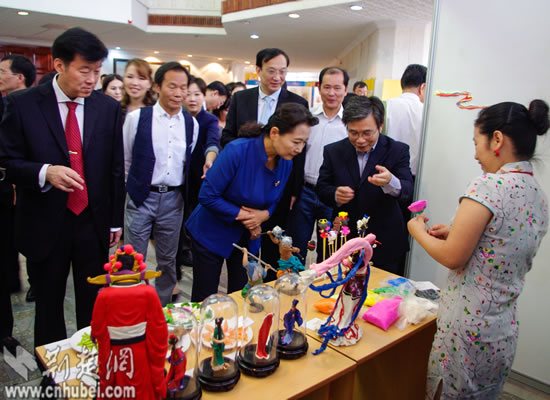 面塑传承人在哈萨克斯坦现场展示.jpg