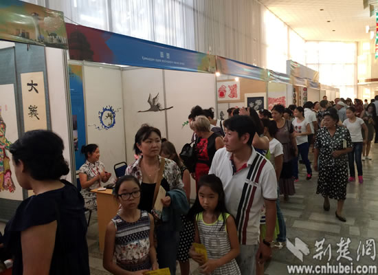 哈萨克斯坦民众参观展览.jpg