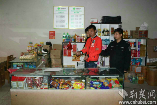 嫌疑人指认作案现场 通讯员 卢雯 摄_meitu_3.jpg 嫌疑人指认作案现场 通讯员 卢雯 摄_meitu_3.jpg