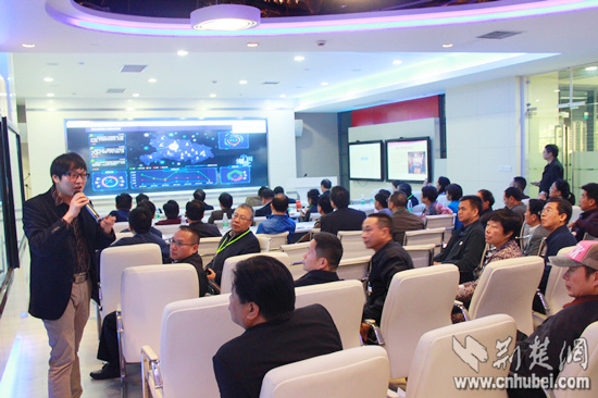 荆楚网数据科学家胡华博士则做了“大数据舆情信息系统的运用”介绍分享.jpg 荆楚网数据科学家胡华博士则做了“大数据舆情信息系统的运用”介绍分享.jpg