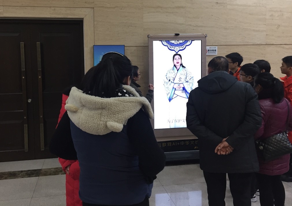 国宝讲解机器人为各年龄层游客讲解元青花四爱瓶.jpg