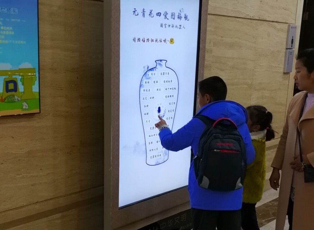 图例：国宝讲解机器人与青少年互动.jpg