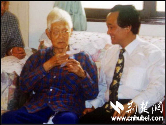 “泥人王”王启新（右）台湾拜访胡秋原.jpg