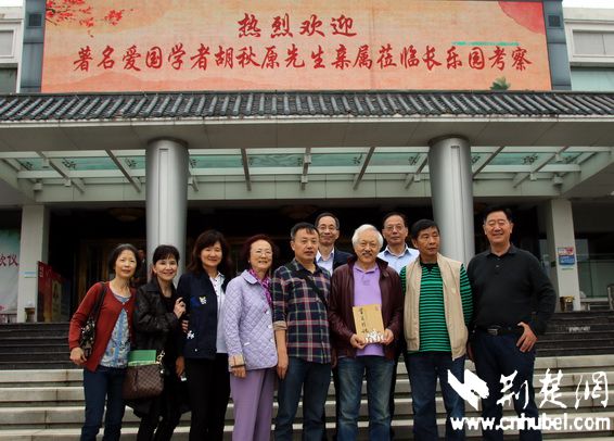 裴高才向胡秋原公子胡卜凯（右三）赠《首义精魂》.jpg