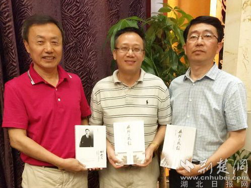 裴高才（左）刘忠明（右）分别向杜金成教授赠人文黄陂图书_通讯员提供.jpg