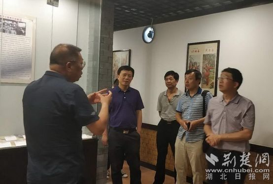 叶蔚璋（左一）向专家学者介绍木兰文物_通讯员提供.jpg