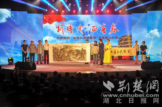 图18 赠送书画作品现场_副本.jpg
