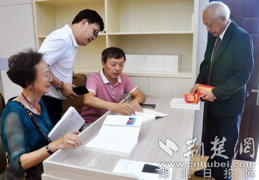 裴高才（右二）向海内外胡氏后裔及读者签名赠书_通讯员提供.jpg