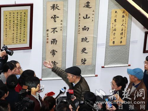 冯天瑜向媒体解读梁启超、王国维墨宝－通讯员提供.jpg