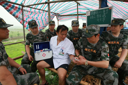 洪山区天兴乡卫生院院长曾宗亿雨中的药箱