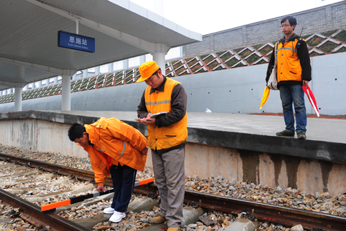 武汉铁路局各段严格检查确保线路安全畅通-荆