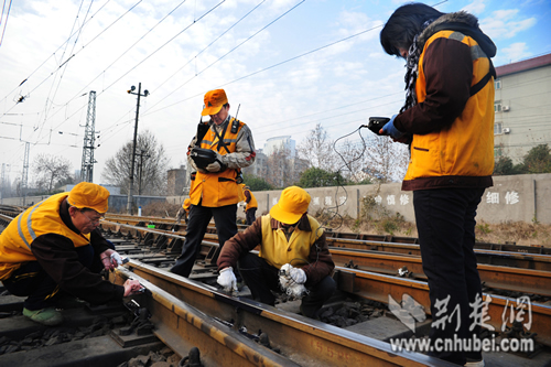 武汉铁路局荆门桥工段检修铁道线迎接两会-