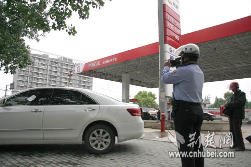 加油站成免费停车场 武汉交警一天拖走53辆车