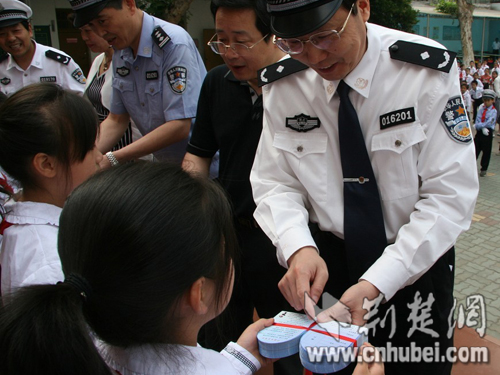 全国首创《交通安全信息卡》 武汉交警六一献