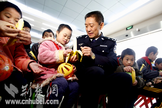 湖北警方帮助未成年人解决成长的烦恼