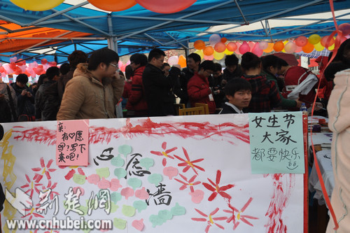 "女生节"风靡高校 武汉学子多彩活动庆祝节日