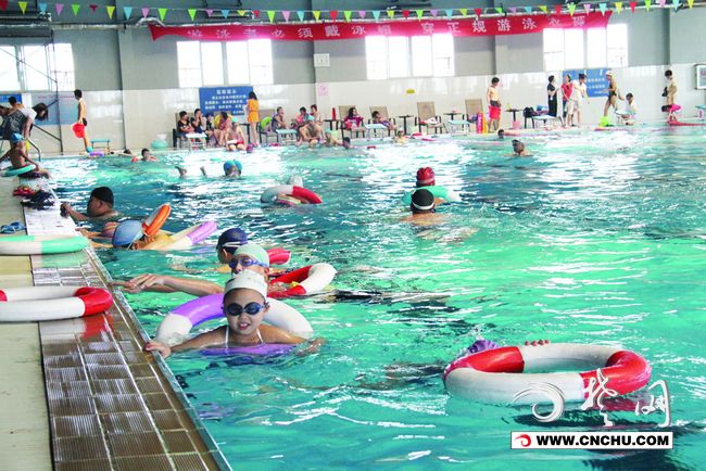 荆州高温天气来临游泳馆泳客激增 中小学生是