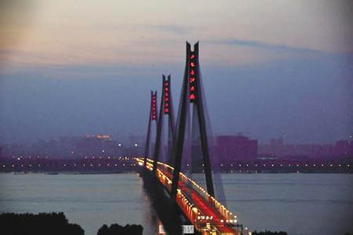 二七长江大桥——世界上最大跨度的三塔斜拉桥