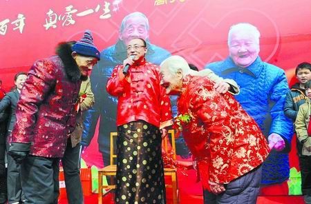 郑州93岁新郎97岁新娘圆梦大婚(组图)
