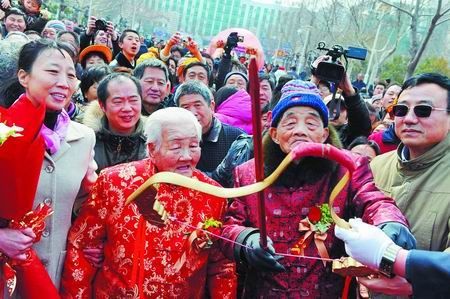 郑州93岁新郎97岁新娘圆梦大婚(组图)