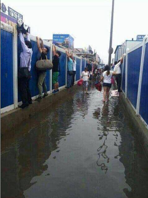 [咵湖北]武汉暴雨城区积水不断 皮划艇出山表示