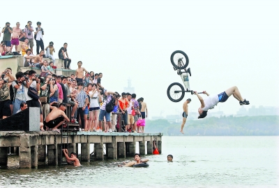武汉夏天可以这样玩 极限自行车跳"东湖"(组图)