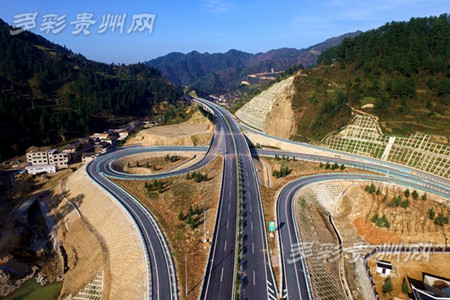 穿行山间的凯雷高速公路,在苗乡架起了一条快速通道