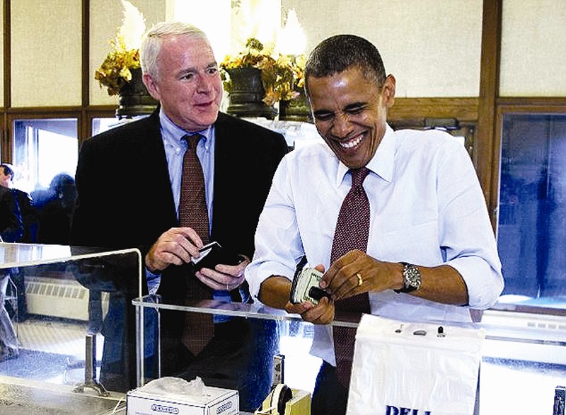奥巴马自掏腰包买热狗 钱包里钞票不少被指像