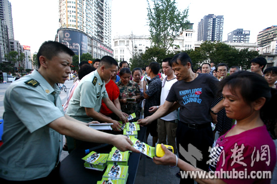 武汉市民露天看电影学消防知识 纳凉新感受新