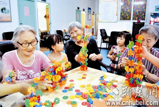 武汉一养老院里办幼儿园 祖孙乐模式可推广-