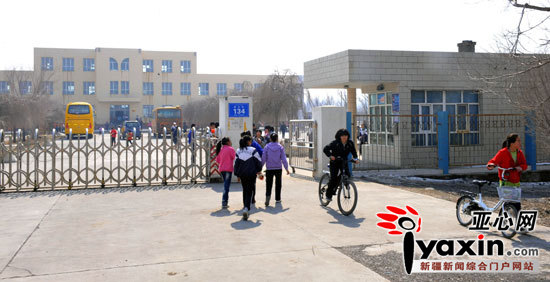 新疆乌鲁木齐初三女生不堪压力跳下五楼 校长被撤职(图) 新疆乌鲁木齐初三女生不堪压力跳下五楼 校长被撤职(图)