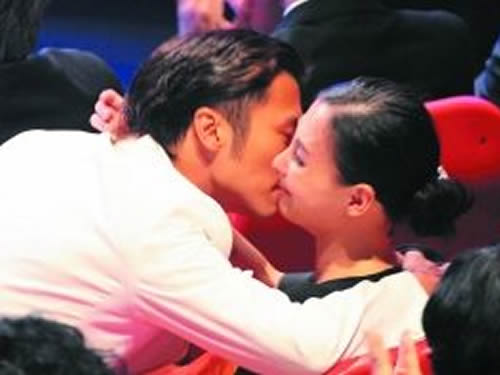 今年4月17日,金像奖之夜,谢霆锋获奖后亲吻张柏芝