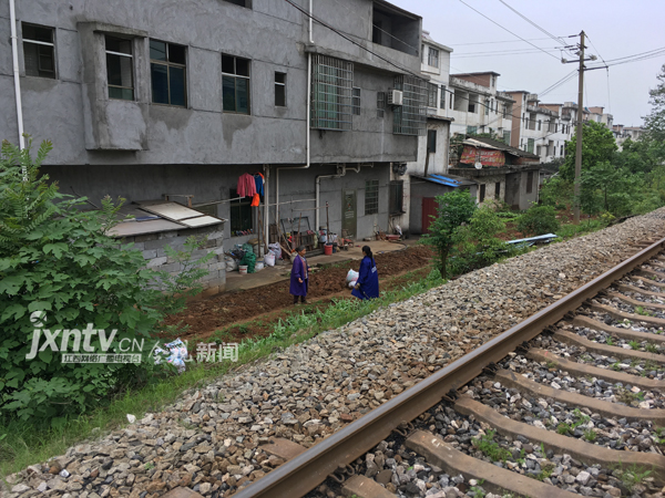 在丰城市梅林镇,一处紧邻铁路线的民居