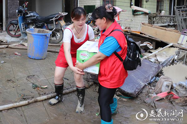 抗洪抢险里的温情时刻:湖南各地志愿者踊跃救