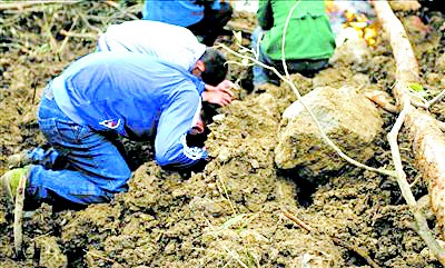 高三学子慈父与地震一去不返 下跪磕头决不言