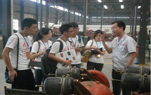 湖北汽院学子走进十堰经济开发区体验中国梦(