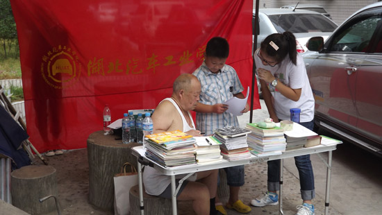 湖北汽车工业学院举办图书漂流 让城乡儿童心