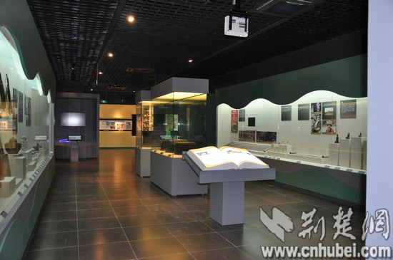 中南民族大学民族学博物馆:三滴水床再现民俗