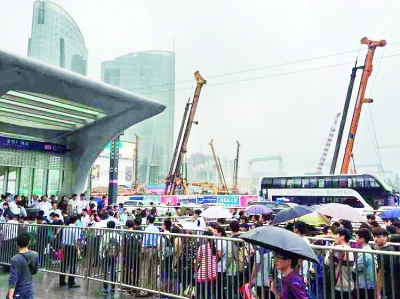 江城昨日进入堵车模式 地铁启动紧急限流