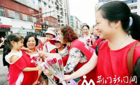 荆门义工联开展七夕义卖活动 市民学生街头卖花
