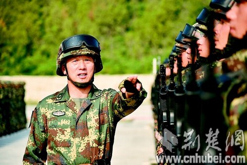 公安籍博士少将李军率某导弹方队参加阅兵:数