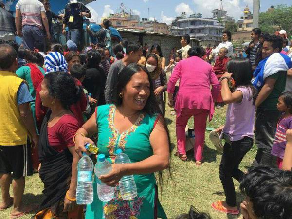 5月2日,中国驻尼使馆赴博达塔在尼藏胞聚居区临时搭建的帐篷点慰问、发放救灾物资。