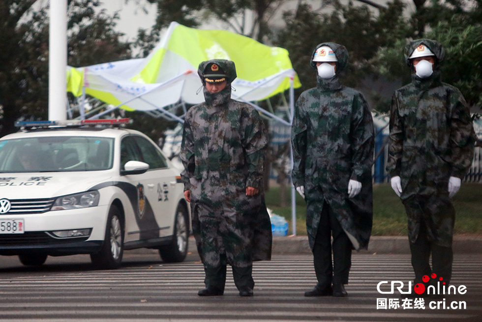 武警官兵冒雨坚守岗位.摄影:沈湜