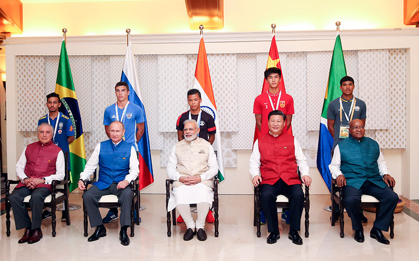 10��15�գ�������ϯϰ��ƽ��ӡ������Ī�ϡ��Ϸ���ͳ������������ͳ��÷��������˹��ͳ�վ���ӡ�ȹ���ͬ�μӽ�ש����17�����������������ĸ��������Ӷӳ���Ӱ���»������Ҧ��ΰ��