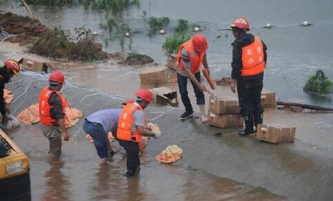 麻城一水库遇险 抢险人员调1吨炸药爆破泄洪口
