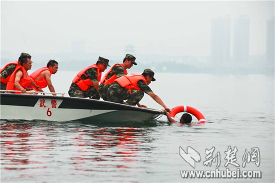 武警8650部队开展冲锋舟救援针对性训练