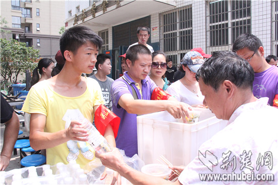 武汉洪山区板桥中学安置点的中学生志愿者 小