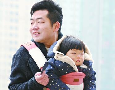 汉口火车站：“小候鸟”跟着父母 踏上新征程