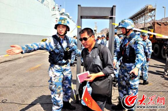 【网络媒体国防行】临沂舰女兵讲述也门撤侨细节：侨胞大喊“祖国万岁