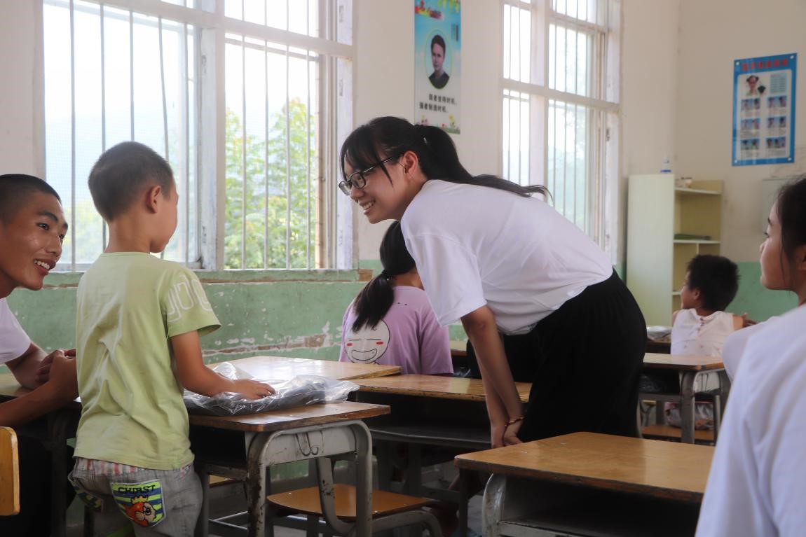 湖工大学生带领小小志愿者感受广西富川支教